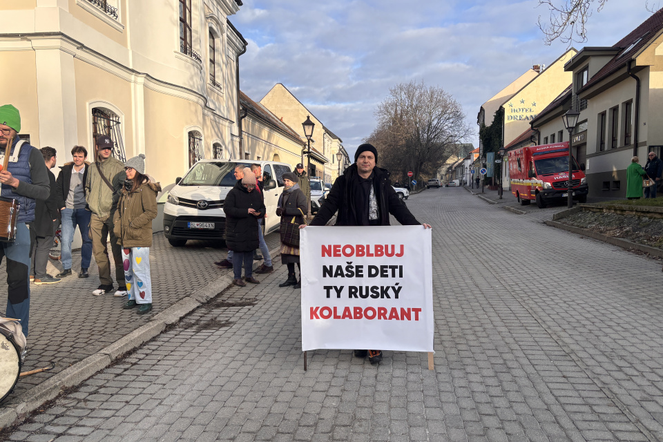 Na protest si občania priniesli aj transparenty | Foto: Zuzana Benková, Trnavské rádio