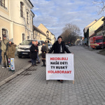 Na protest si občania priniesli aj transparenty | Foto: Zuzana Benková, Trnavské rádio
