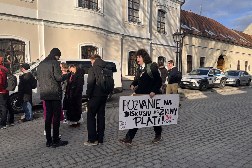 Študent Jakub Filek s transparentom | Foto: Zuzana Benková, Trnavské rádio