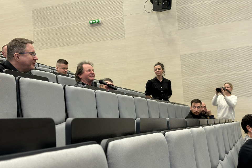Na tlačovú konferenciu okrem sponzorov a médií prišli aj verní diváci trnavského hokeja | Foto: Michaela Martišíková, Trnavské rádio