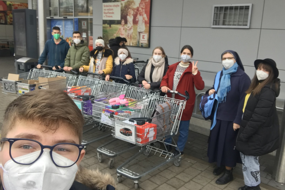 Žiaci na nákupe. | Zdroj: Mesto Trnava