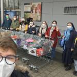 Žiaci na nákupe. | Zdroj: Mesto Trnava