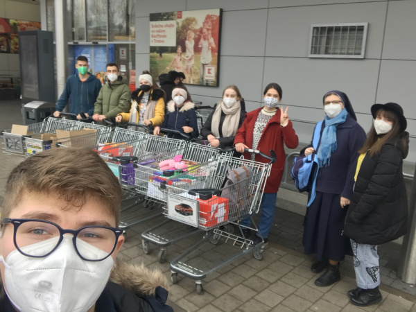 Žiaci na nákupe. | Zdroj: Mesto Trnava