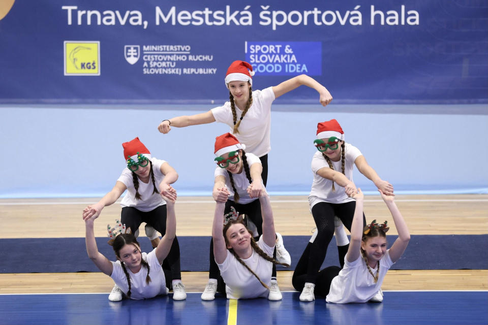 Dievčatá z Klubu gymnastických športov Slávia Trnava pri prezentácii skladby Jingle Bell time | Zdroj foto (Festival pohybových skladieb 2025): FPS