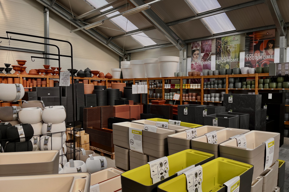 V OAZISE nájdete aj obrovský výber kvetináčov I Zdroj: Trnavské rádio 