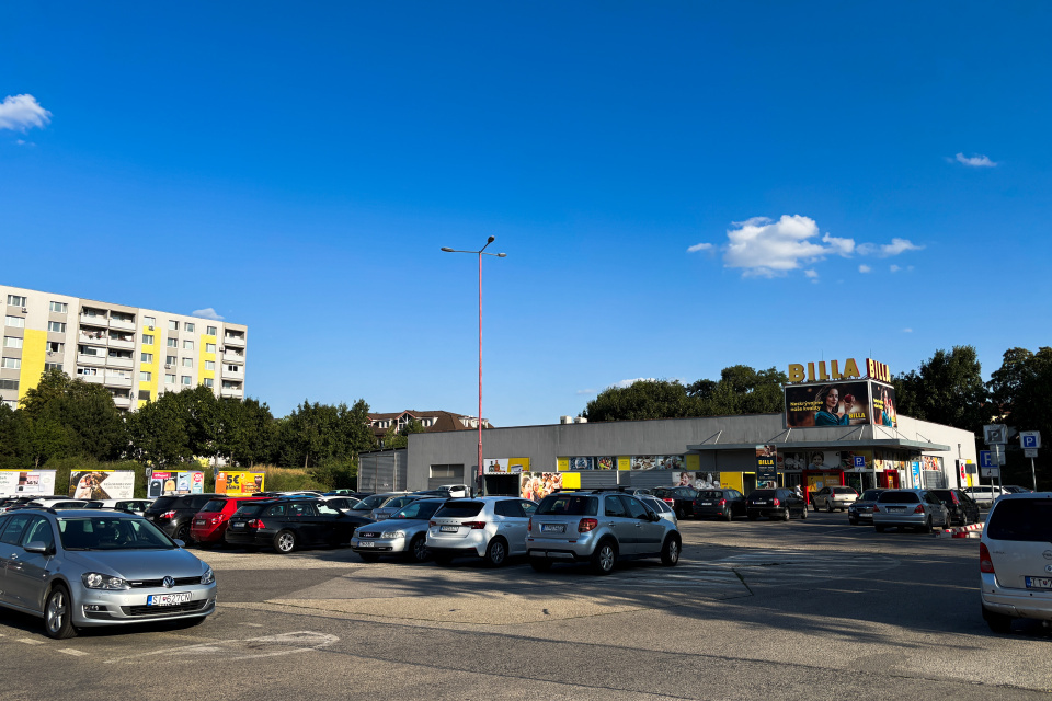 Na pozemku je v súčasnosti supermarket a parkovisko | Foto: Zuzana Benková, Trnavské rádio