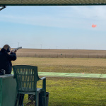 Poklepanie základného kameňa pri obnove strelnice vystriedal slávnostný výstrel, ktorého sa ujal minister Huliak | Foto: dv