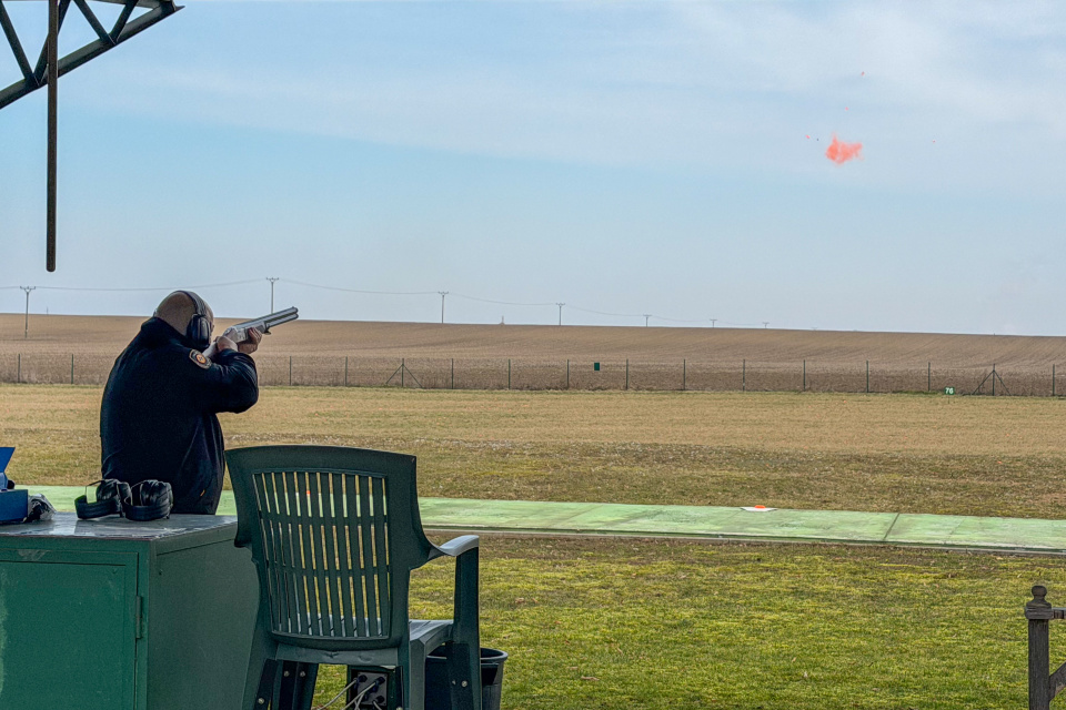 Poklepanie základného kameňa pri obnove strelnice vystriedal slávnostný výstrel, ktorého sa ujal minister Huliak | Foto: dv