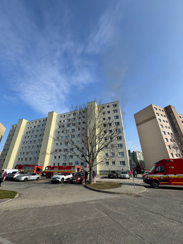 Na Hlbokej zasahujú hasiči | Foto: red.