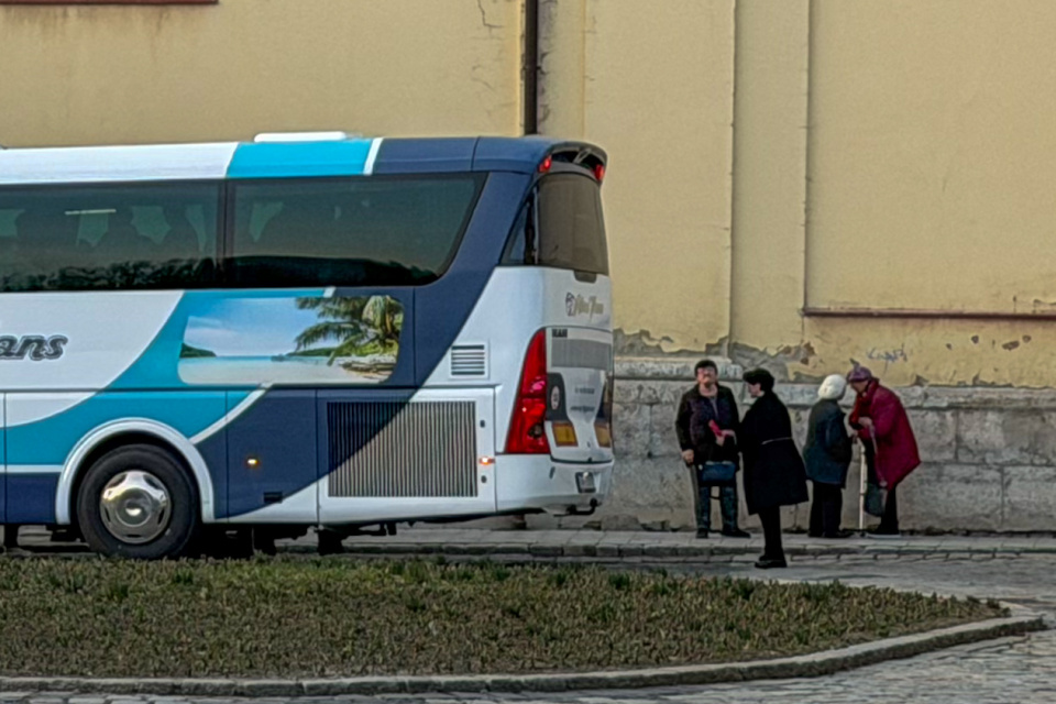 Oslavy MDŽ v Trnave 3. 3. 2026. Návštevníkov privážajú aj autobusy. | Zdroj: red.