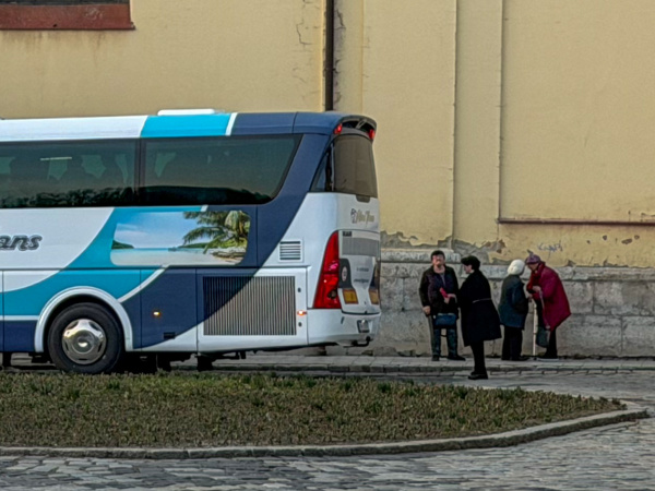 Oslavy MDŽ v Trnave 3. 3. 2026. Návštevníkov privážajú aj autobusy. | Zdroj: red.