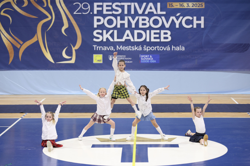 Rozšantené žiačky počas školskej prestávky stvárnili dievčatá KGŠ Slávia Trnava | Zdroj foto (Festival pohybových skladieb 2025): FPS 
