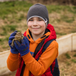 Vlani sa do záchrany ropúch zapojili aj deti | Zdroj: Rezort Piešťany