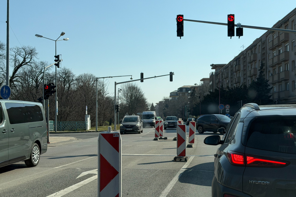 Zdržíte sa v Trnave na Hospodárskej v smere od cukrovaru. Práce na ceste pri Bernolákovej bráne. | Foto: red.