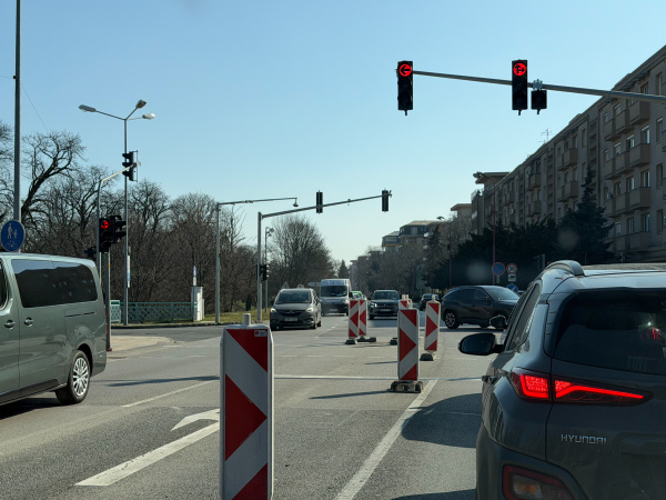 Zdržíte sa v Trnave na Hospodárskej v smere od cukrovaru. Práce na ceste pri Bernolákovej bráne. | Foto: red.