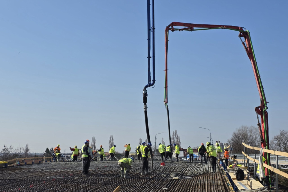 Dnešná betonáž mosta v Seredi | Zdroj: Mesto Sereď