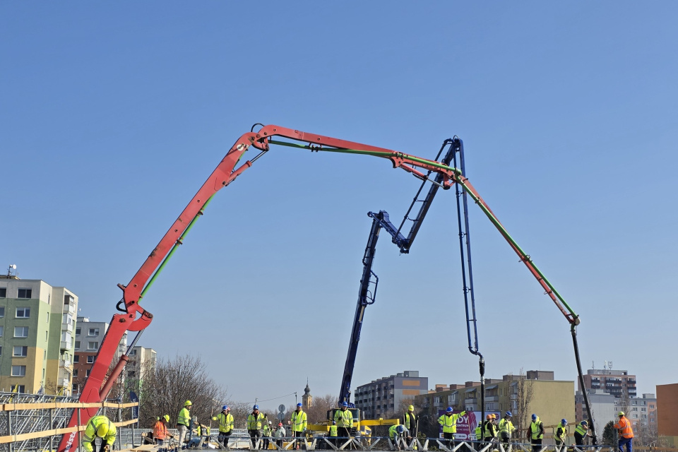 Fotografia z betonáže mosta | Zdroj: Mesto Sereď