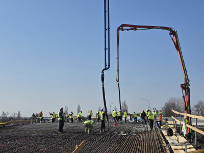 Dnešná betonáž mosta v Seredi | Zdroj: Mesto Sereď