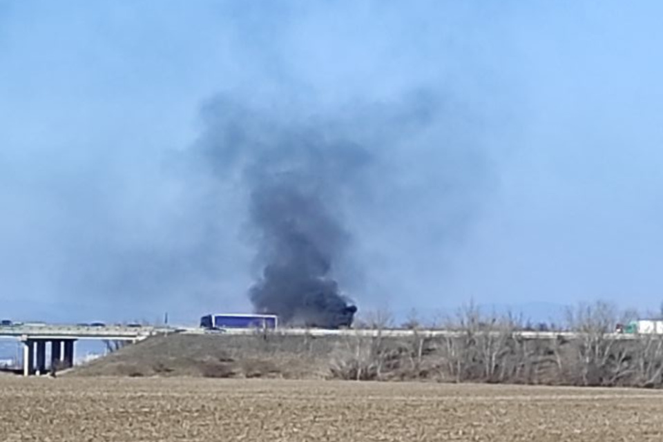 Horí tam auto po nehode. | Foto: Lukáš Blackheart Husák, Dopravný servis - okres Piešťany a okolie