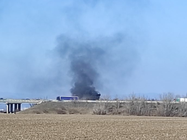 Horí tam auto po nehode. | Foto: Lukáš Blackheart Husák, Dopravný servis - okres Piešťany a okolie