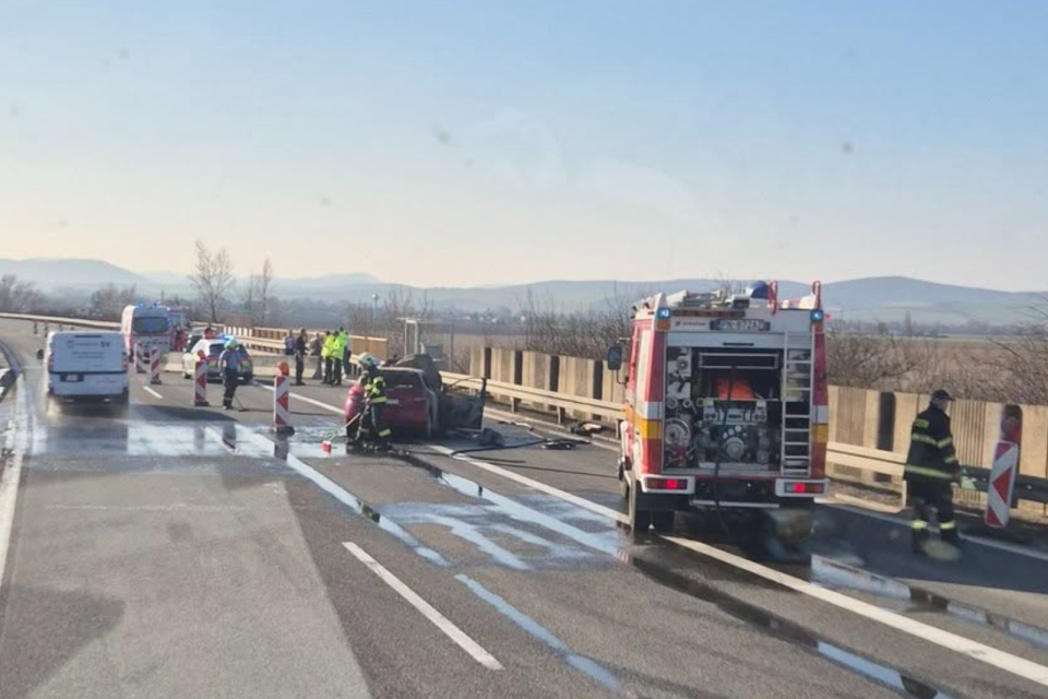 Požiar už uhasili, príčina sa zisťuje. | Foto: Mário Masaryk, Dopravný servis - okres Piešťany a okolie