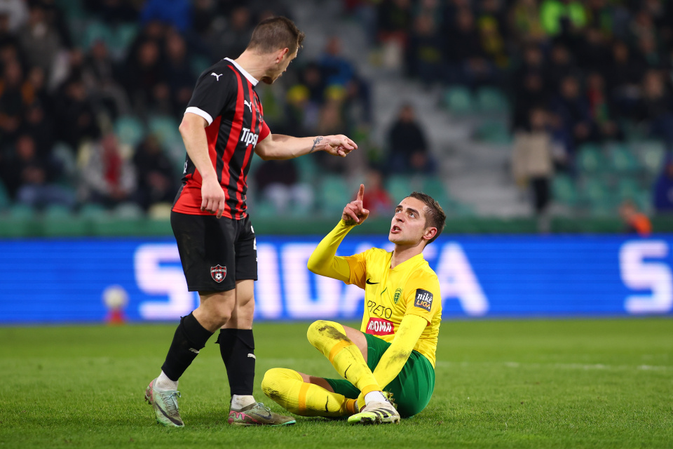 Michal Faško a Martin Mikovič pri slovnej výmene počas zápasu | Zdroj: TASR