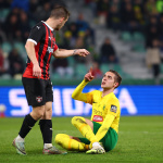 Michal Faško a Martin Mikovič pri slovnej výmene počas zápasu | Zdroj: TASR