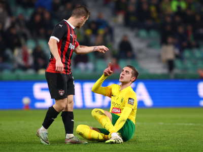 Michal Faško a Martin Mikovič pri slovnej výmene počas zápasu | Zdroj: TASR