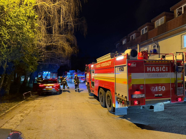 Hasiči zasahujú pri požiari v Kamennom mlyne v Trnave | Foto: Trnavské rádio