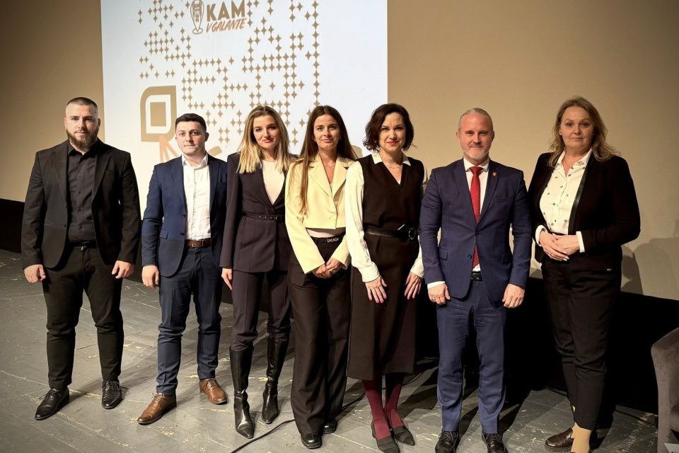 Kalendár predstavili verejnosti zástupcovia mesta aj firmy, ktorí kalendár tvorili. | Zdroj: fb mesto Galanta, primátor Peter Kolek