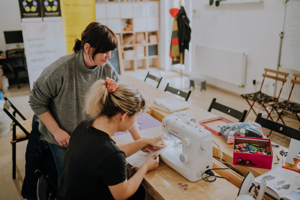 Trápite sa so šijacím strojom? V Baterkárni vás naučia, ako na to | Zdroj: fb Baterkáreň