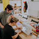 Trápite sa so šijacím strojom? V Baterkárni vás naučia, ako na to | Zdroj: fb Baterkáreň