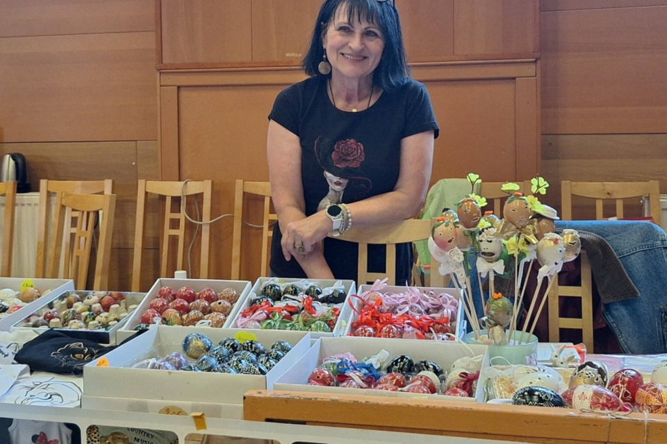 Na mieste hrá harmonikár, na pultoch sú kraslice. | Foto: Trh v Ružindole