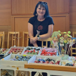 Na mieste hrá harmonikár, na pultoch sú kraslice. | Foto: Trh v Ružindole