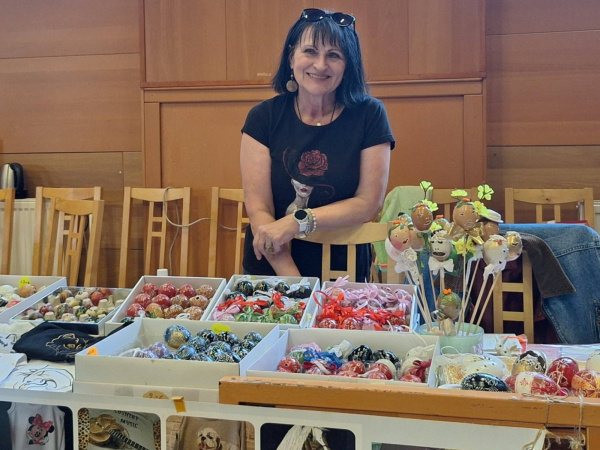 Na mieste hrá harmonikár, na pultoch sú kraslice. | Foto: Trh v Ružindole