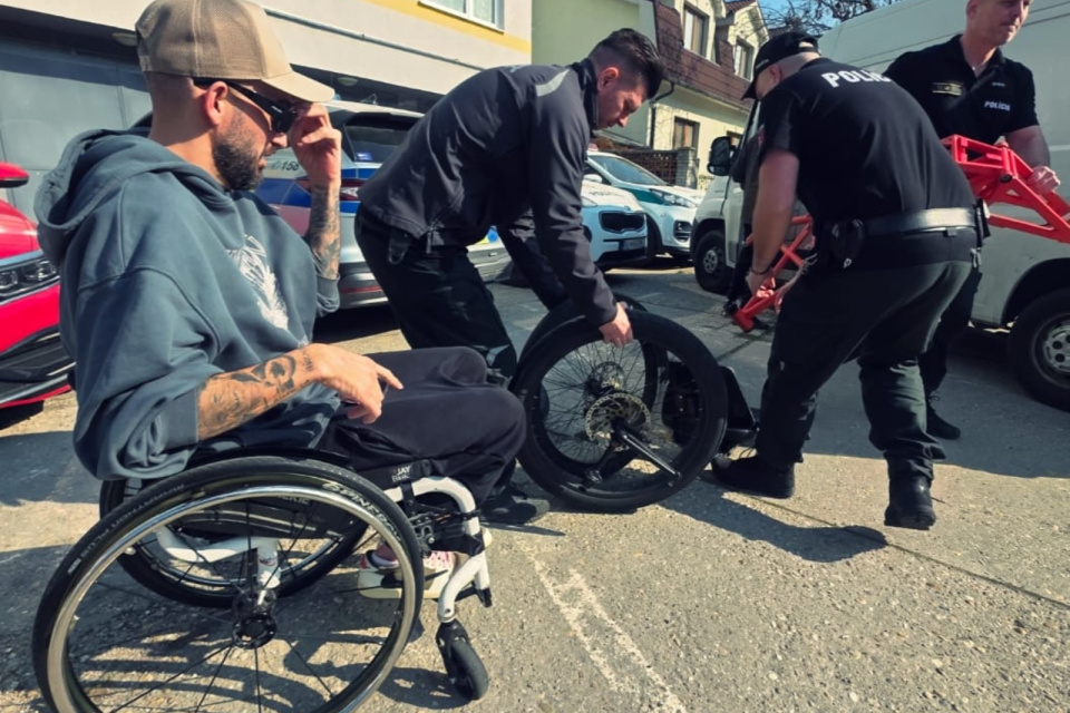 Páchateľ trojkolku rozobral. Policajti ju vrátili majiteľovi a pomohli mu ju naložiť do auta. | Foto: PZSR