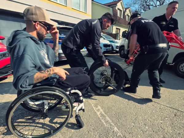 Páchateľ trojkolku rozobral. Policajti ju vrátili majiteľovi a pomohli mu ju naložiť do auta. | Foto: PZSR