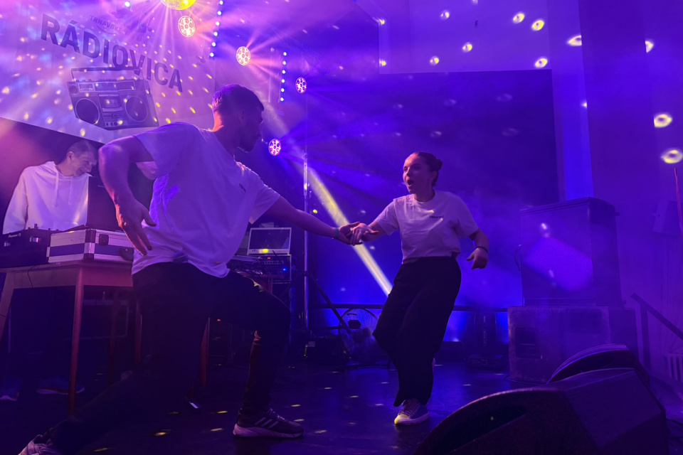 Na pódiu sa zvŕtala Saša aj Adam. | Foto: Michaela Martišíková, redakcia