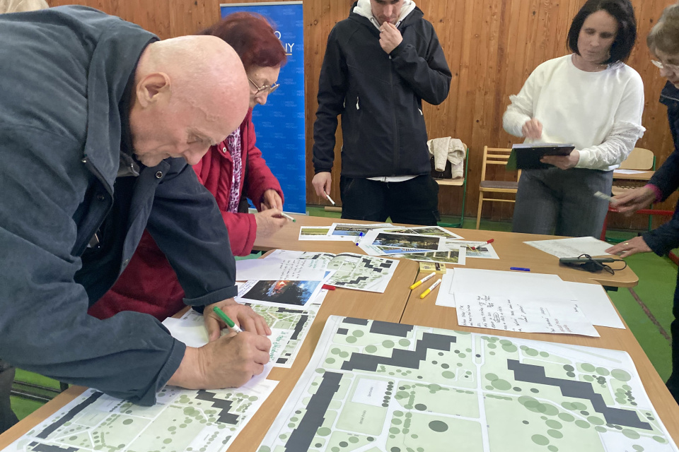 O návrhoch vnútrobloku na sídlisku Adama Trajana diskutovalo mesto s miestnymi | Zdroj: mesto Piešťany, TS