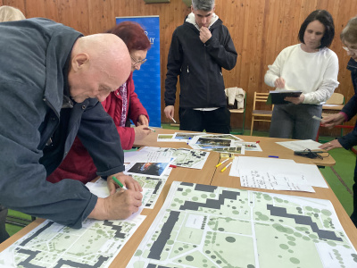 O návrhoch vnútrobloku na sídlisku Adama Trajana diskutovalo mesto s miestnymi | Zdroj: mesto Piešťany, TS