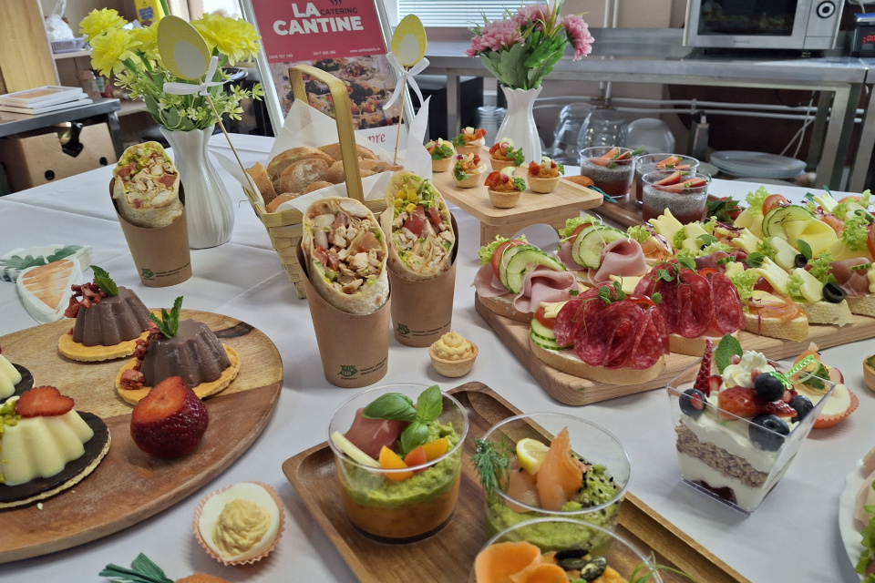 Služba jedlo pripraví, dovezie a aj odvezie.