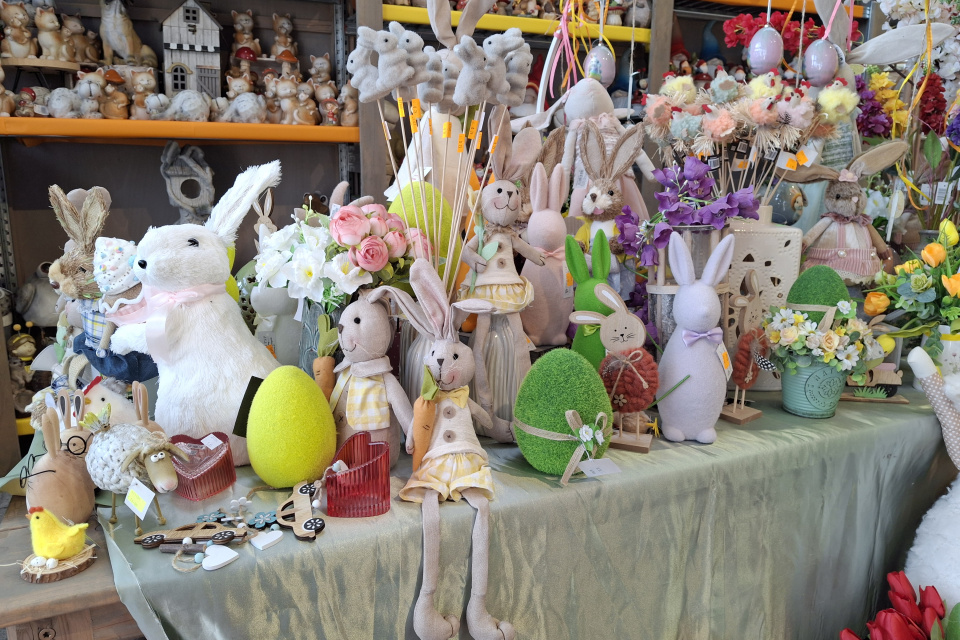 V záhradnom centre si môžete nakúpiť aj veľkonočné dekorácie.