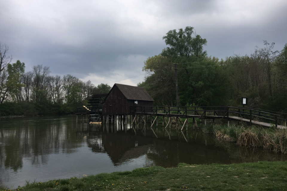 Po ceste vás čakajú pekné výhľady, uvidíte aj vodný kolový mlyn v Tomášikove | Zdroj: Cykloportál, Po stopách vodných mlynov