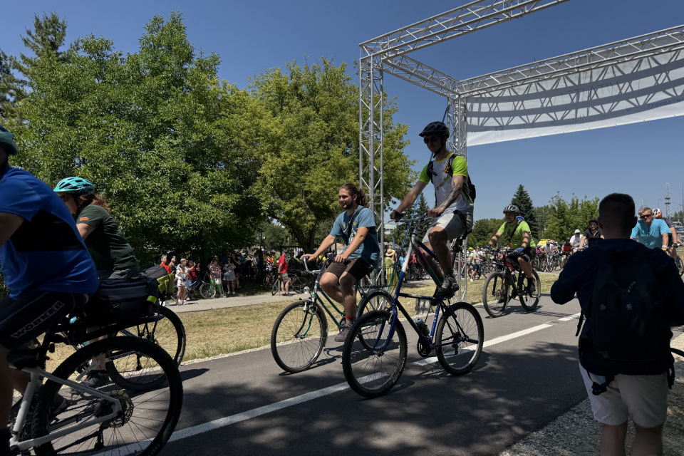 Prvý cyklisti testovali novú cyklotrasu na minuloročnom slávnostnom otvorení. Trnavské rádio tam bolo tiež. | Foto: Michaela Martišíková, Trnavské rádio
