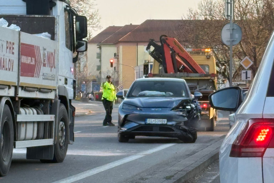 Nehodu v Senici odstraňujú už dlhšie. | Foto: Trnavské rádio 