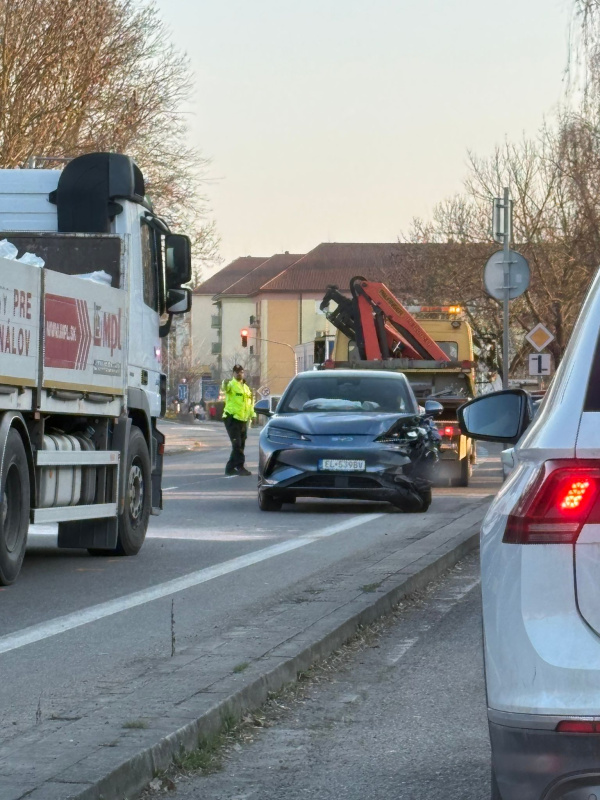 Nehodu v Senici odstraňujú už dlhšie. | Foto: Trnavské rádio 