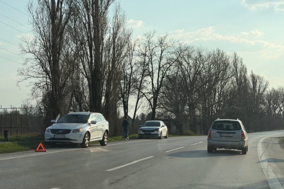 Čerstvá nehoda sa stala na Bratislavskej ceste v Trnave na úrovni odbočky k spoločnosti ZF v smere do mesta. | Foto: Trnavské rádio