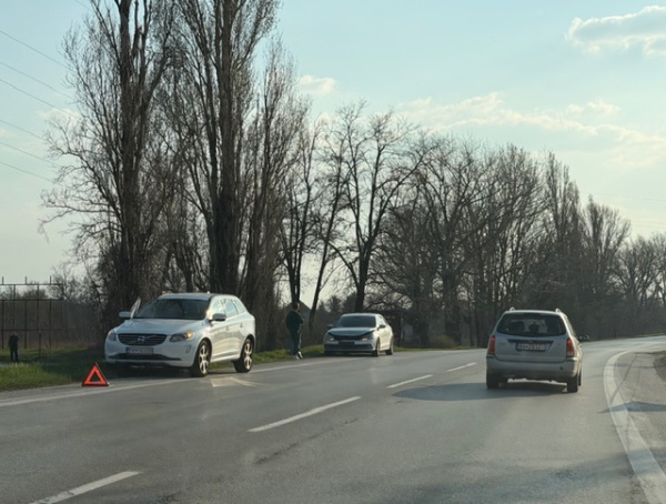 Čerstvá nehoda sa stala na Bratislavskej ceste v Trnave na úrovni odbočky k spoločnosti ZF v smere do mesta. | Foto: Trnavské rádio
