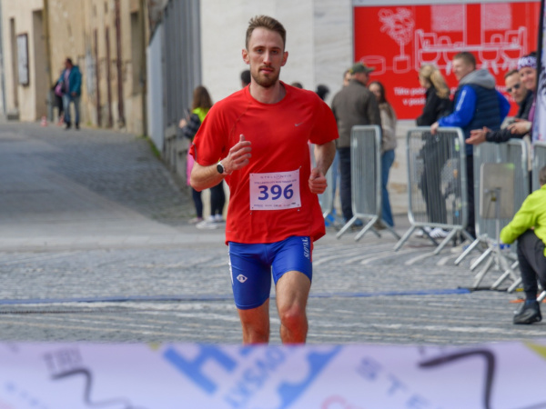 Víťaz v cieľovej rovinke. | Foto: Lucia Lulu Krutá, Trnavská automobilka Stellantis Slovakia