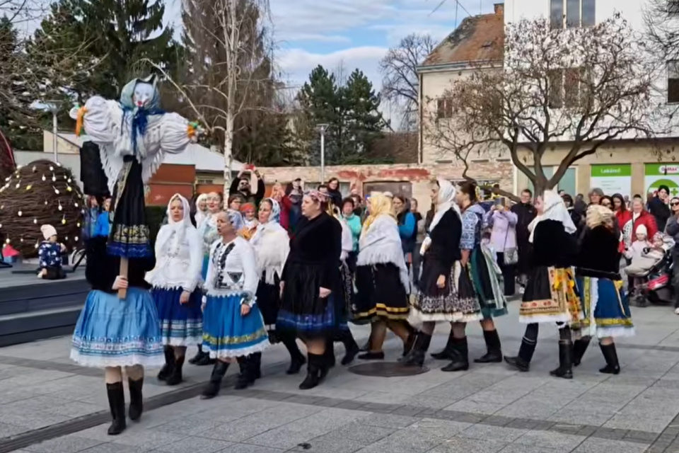 Najprv spev i riekanky, potom mal nasledovať pád Moreny z Húpacieho mosta do Váhu. | Foto: Piešťany